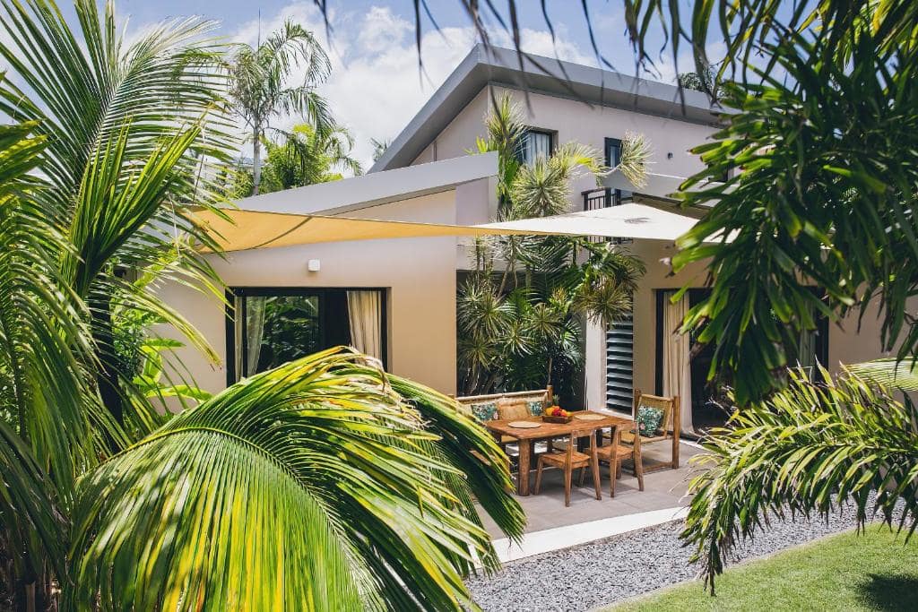 Pavillon avec terrasse, table à manger et voile d'ombrage jaune · © Domaine du Cap Sauvage