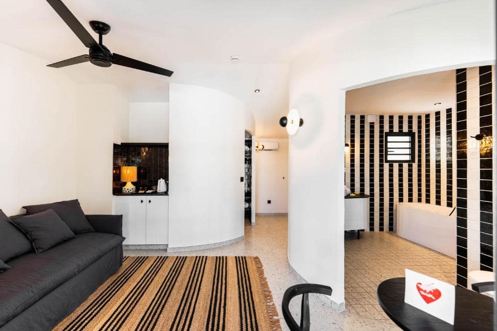 Suite avec kitchenette, black & white · © Doudou Hôtel