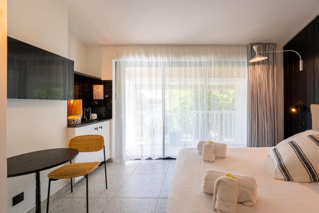 Chambre standard, kitchenette et bureau · © Doudou Hôtel