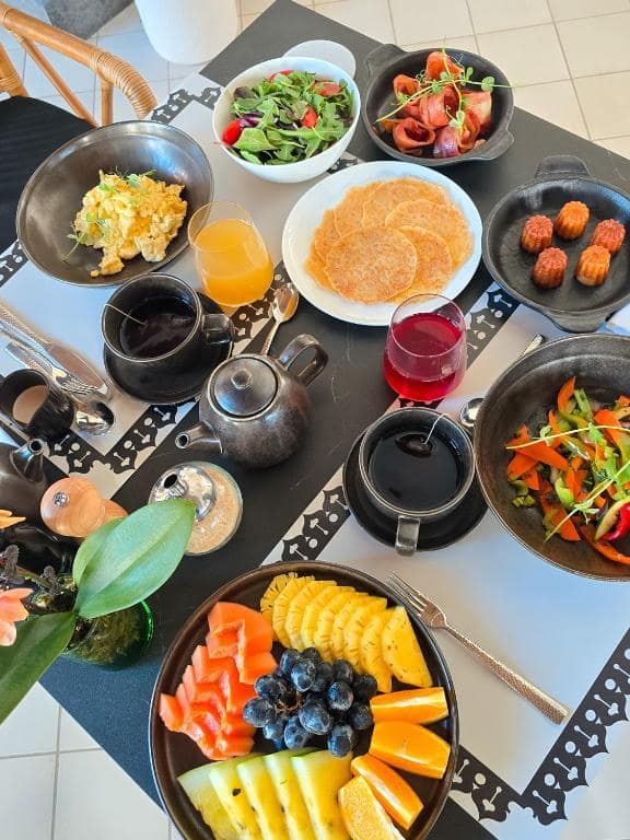 Petit-déjeuner créole vu de dessus · © Doudou Hôtel