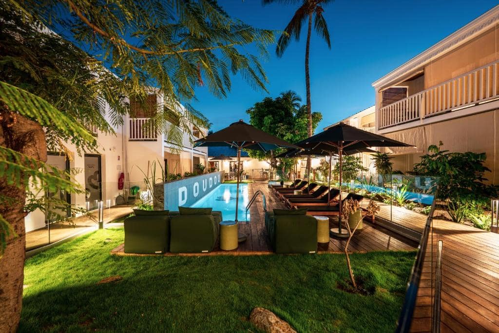 Piscine et jardin de l'hôtel, ambiance de nuit · © Doudou Hôtel