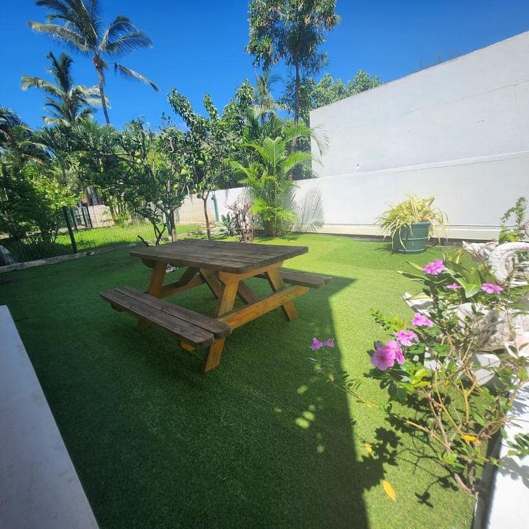 Table de pique-nique en bois côté palmiers · © F2 Jardin