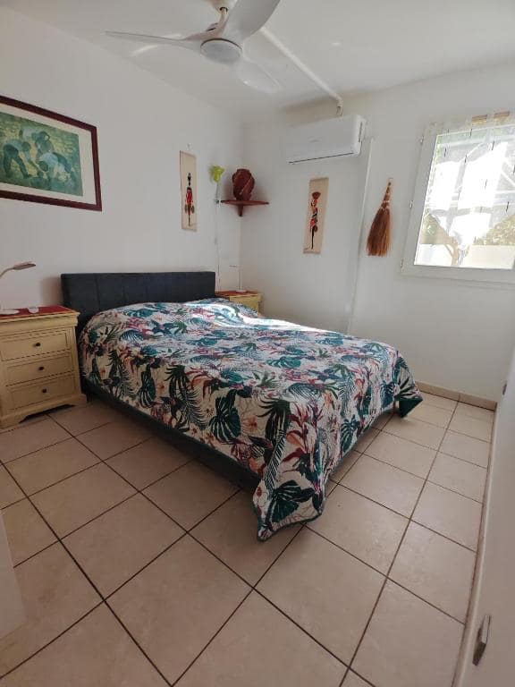 Chambre climatisée avec ventilateur de plafond · © F2 Jardin