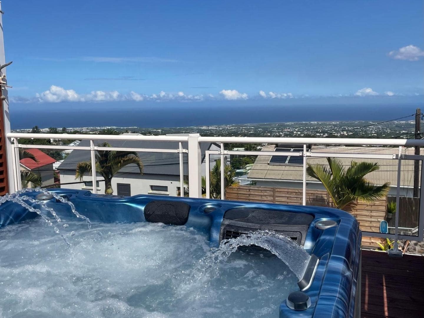 Spa en toiture ouvert sur la côte sud · © Villa des 4 Sens