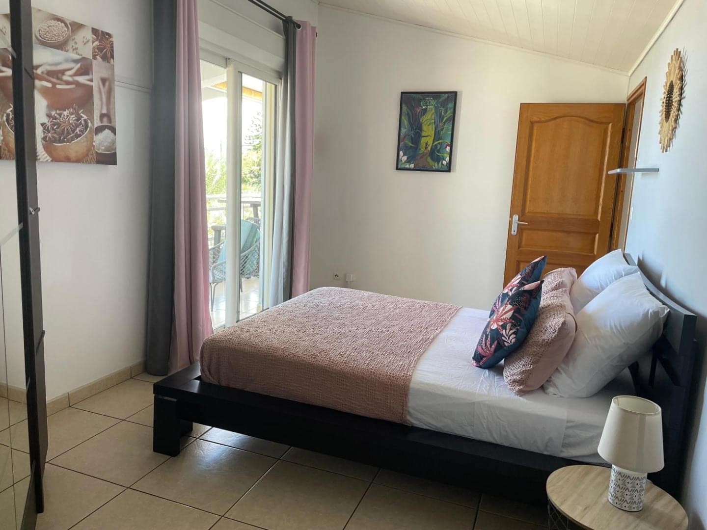 Chambre claire ouverte par une baie vitrée · © Villa des 4 Sens