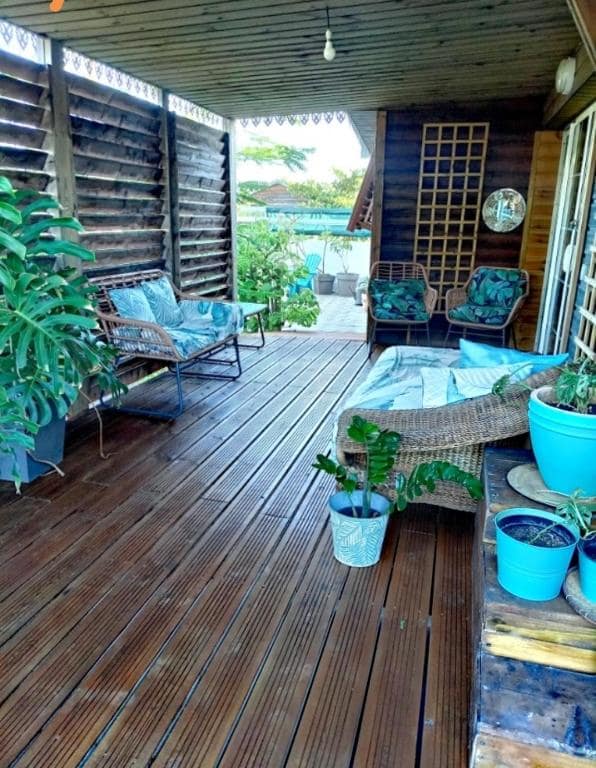 Vue extérieure de la maisonnette bois · © Holi-Wood