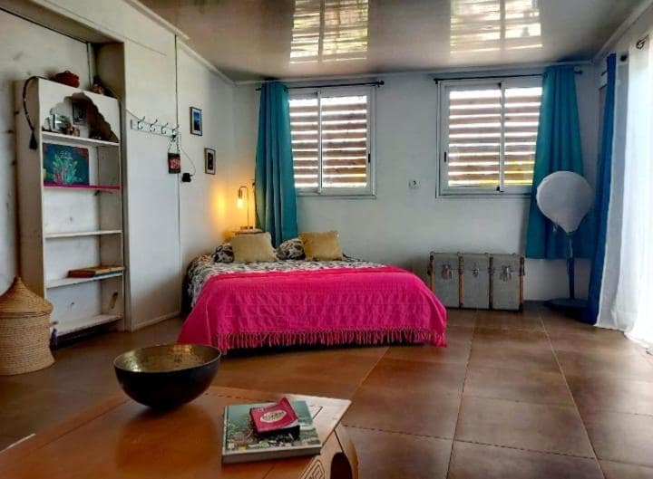 Chambre à lit double et déco créole · © Holi-Wood