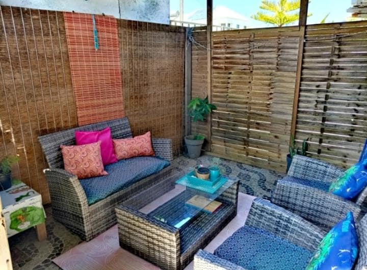 Jardin planté autour de la maisonnette · © Holi-Wood