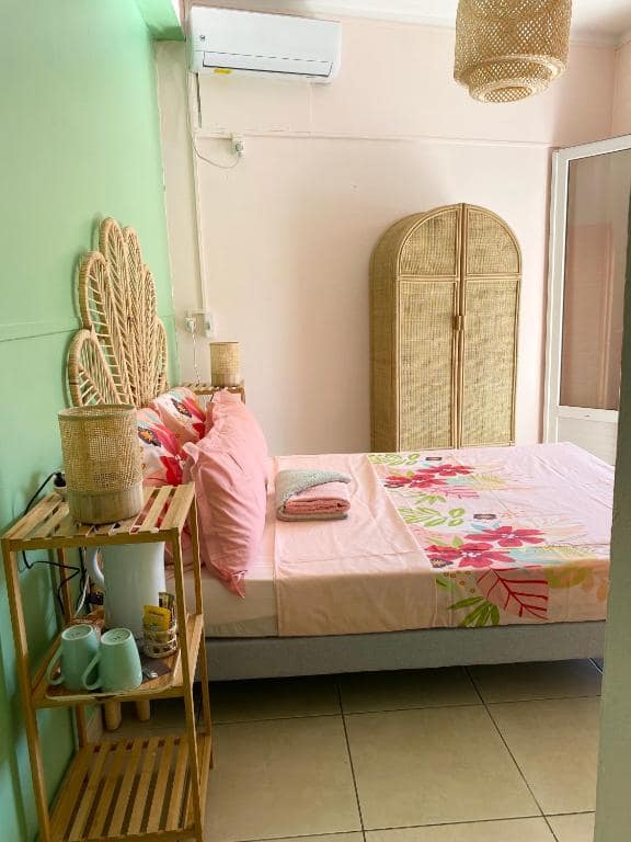 Chambre menthe, tête de lit rotin en éventail · © Hôtel De la Plage