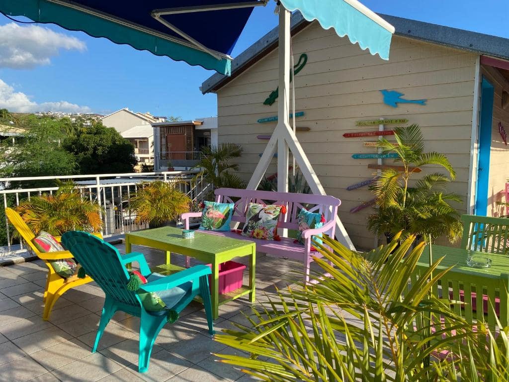 La terrasse commune de l'hôtel, panneau directionnel · © Hôtel De la Plage