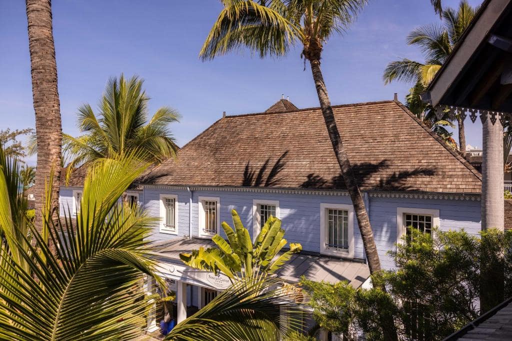 Bâtiment principal et jardin de palmiers · © Hotel Le Boucan Canot