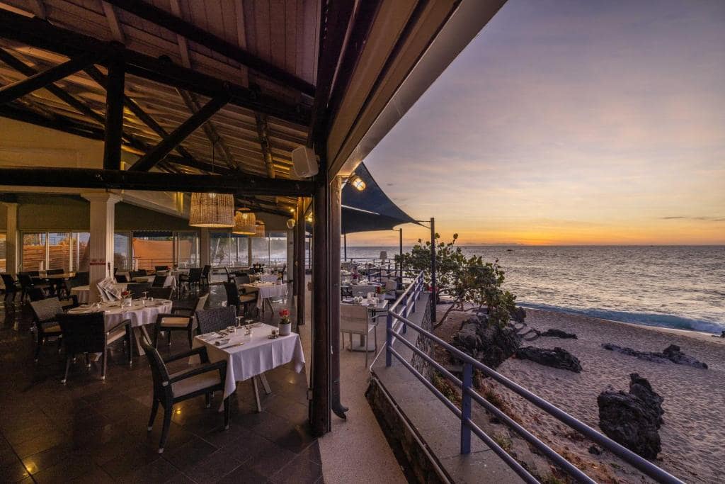 Restaurant La table du Boucan Canot, terrasse face à l'océan · © Hotel Le Boucan Canot