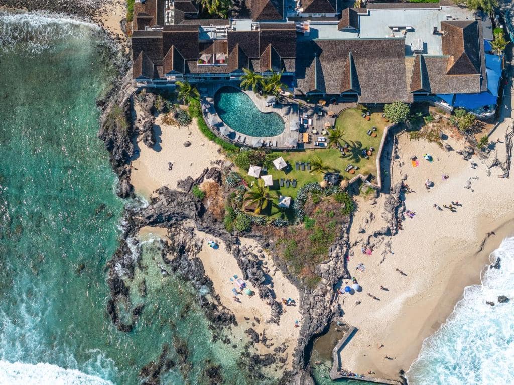 Façade et piscine extérieure face à l'océan · © Hotel Le Boucan Canot