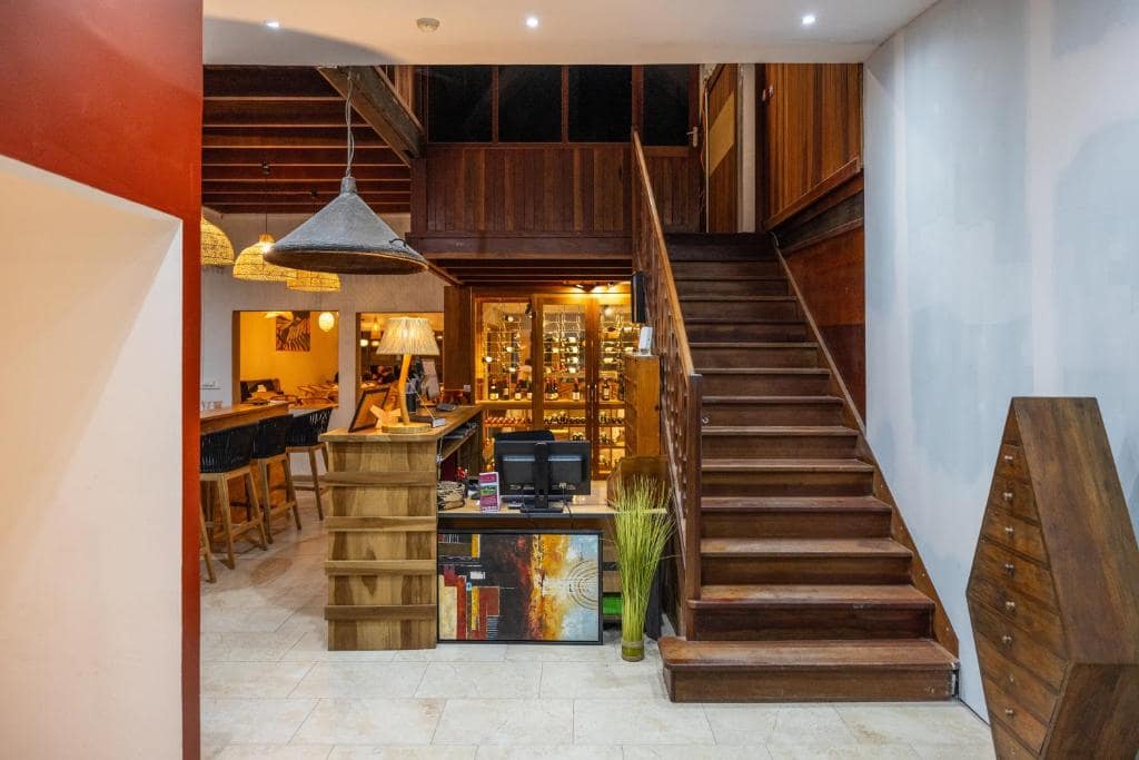 Réception avec escalier en bois massif et bar en enfilade · © Les Géraniums