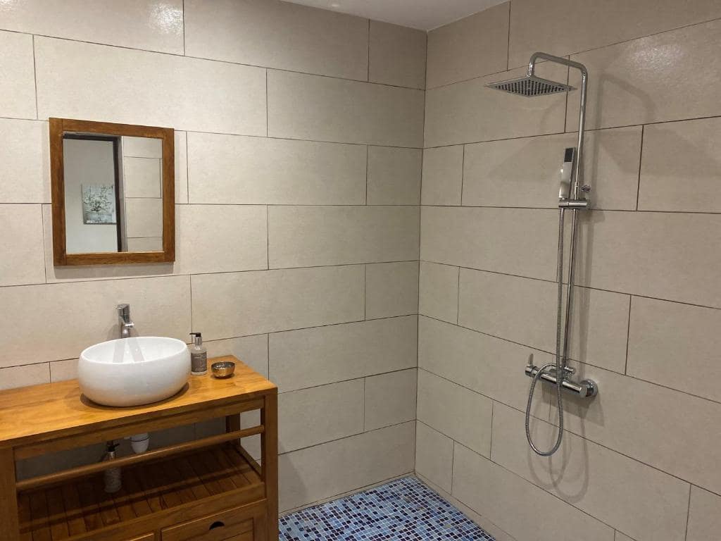 Salle de bains, douche italienne et vasque bol sur meuble bois · © Les Géraniums