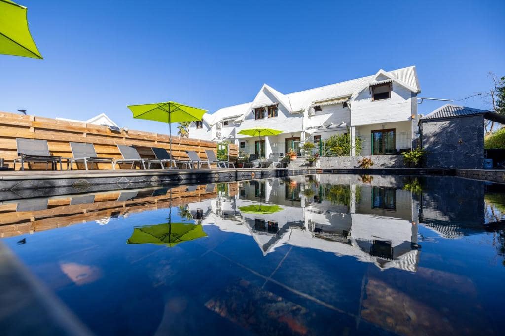 Façade blanche et piscine du plateau · © Les Géraniums