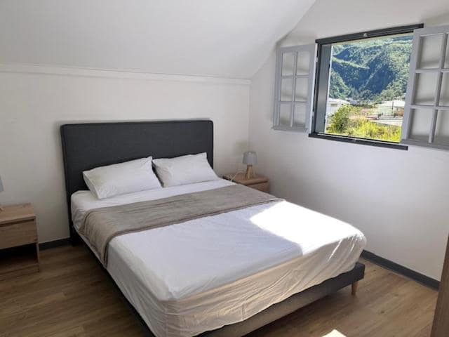 La chambre principale et sa fenêtre plein sud · © La Josette