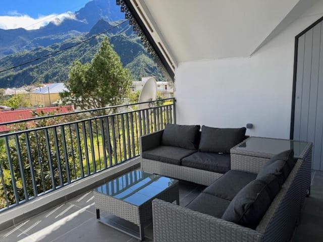 Le balcon-salon face au Piton des Neiges · © La Josette