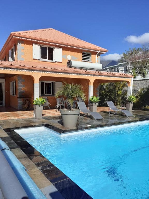 La villa et sa piscine privée de 8 mètres · © La Perle des Montagnes