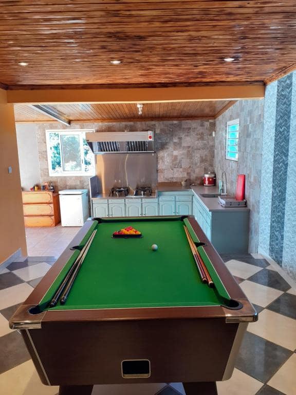 Billard et cuisine d'été, sous la varangue · © La Perle des Montagnes