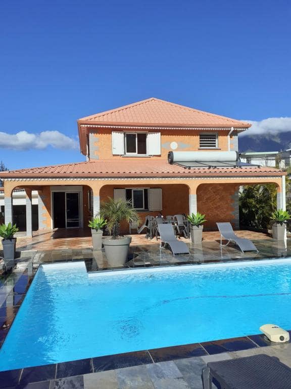 La piscine de la villa, face aux remparts · © La Perle des Montagnes