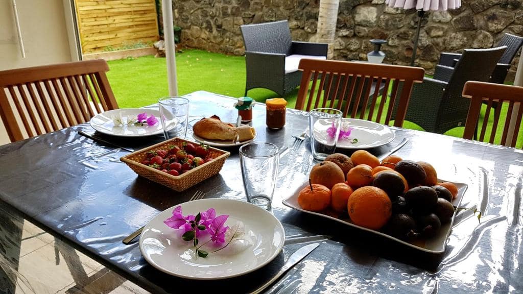 Table dressée sur la terrasse côté jardin · © La Perle Marine