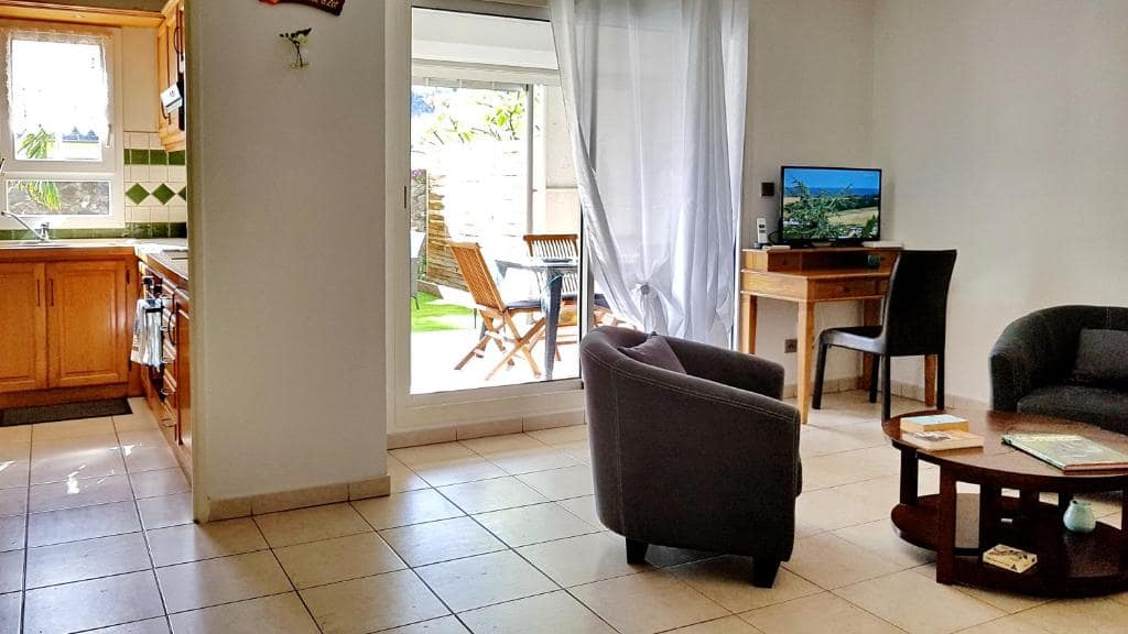 Séjour ouvert sur la terrasse arborée · © La Perle Marine