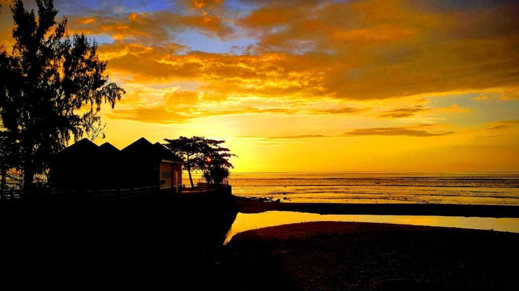 Coucher de soleil vu depuis la plage nord de Saint-Leu · © La Perle Marine