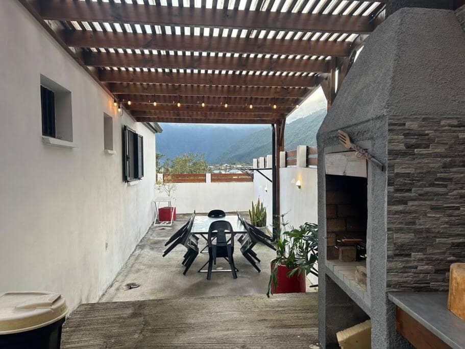 La terrasse extérieure et son barbecue, vue montagne · © La Villa An Nou Ay