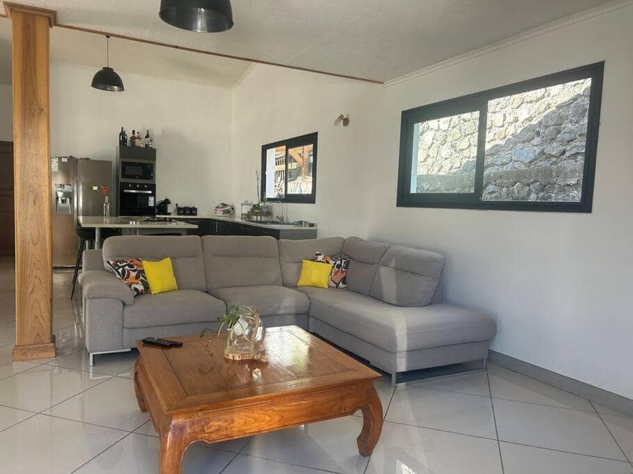 Le salon-cuisine ouvert sur les remparts · © La Villa An Nou Ay