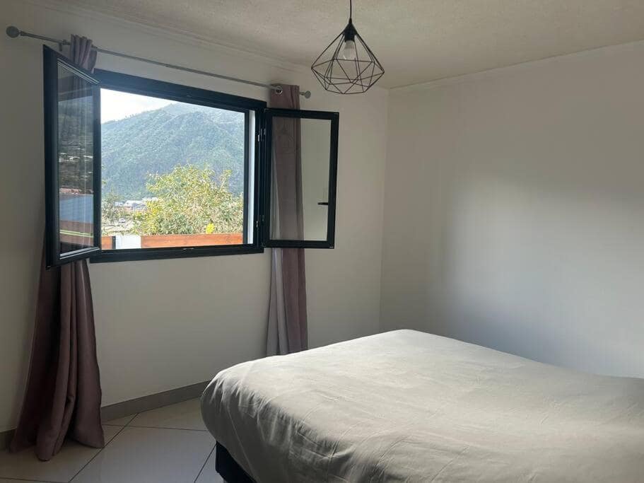 Une chambre et sa fenêtre plein sud · © La Villa An Nou Ay