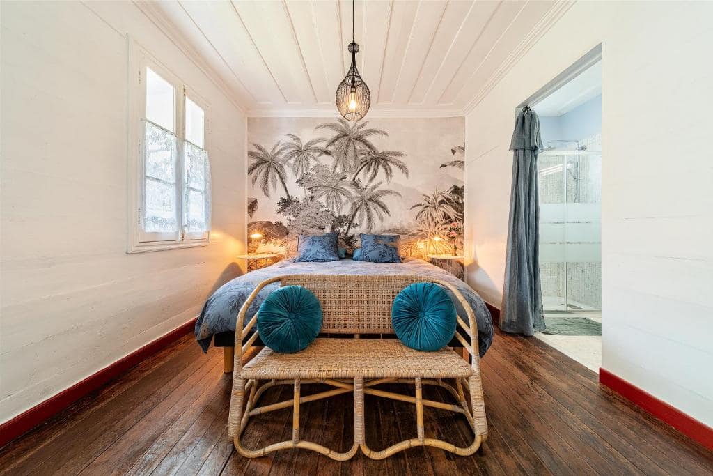 Chambre créole avec fresque palmiers · © La Villa Blanche