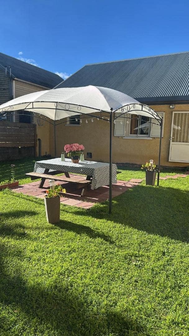 Tonnelle, table de jardin et massif d'hortensias · © La Villa Nature