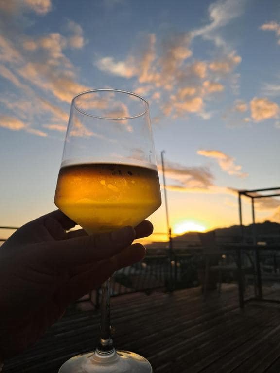 Coucher de soleil sur Saint-Joseph, verre à la main sur la terrasse · © l'Antre Temps