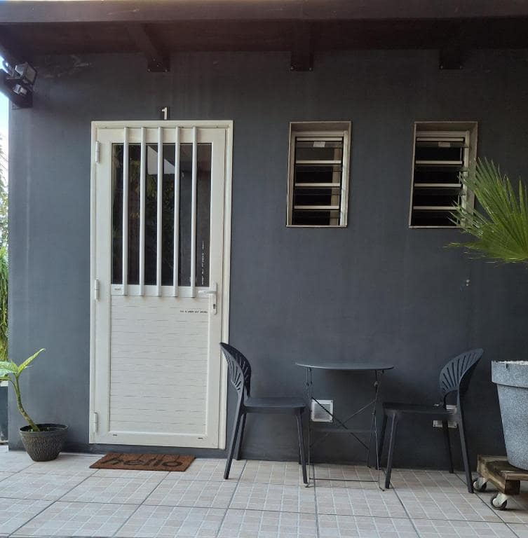 Entrée privée du studio 1, porte blanche et table de terrasse · © Bivouac Maïdo