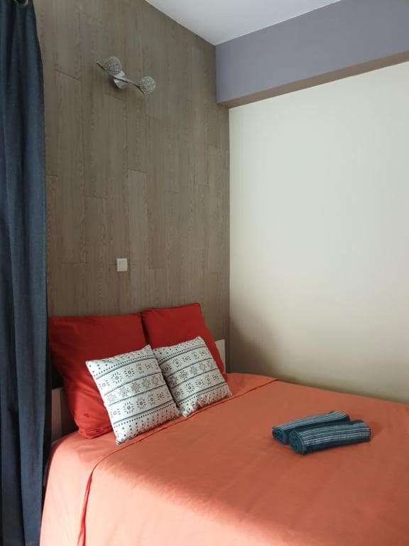 Studio 2 : couchage double orange, coussins ethniques · © Bivouac Maïdo