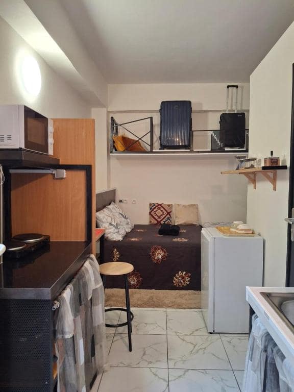 Le studio 3, le plus récent : lit et étagère à bagages · © Bivouac Maïdo