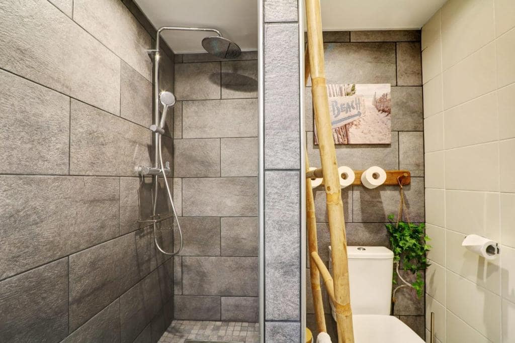 Salle d'eau avec douche à l'italienne carrelée · © Le Céladon