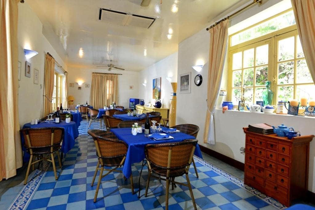 Salle à manger du bistrot, nappes bleues · © Le Juliette Dodu