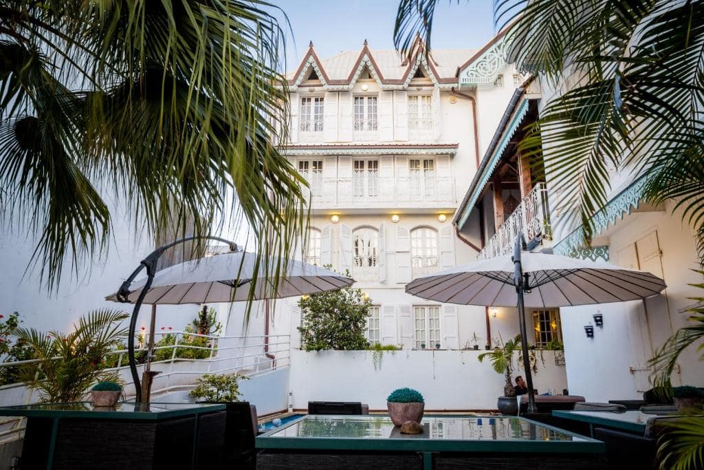 Cour intérieure avec palmiers et piscine · © Le Juliette Dodu