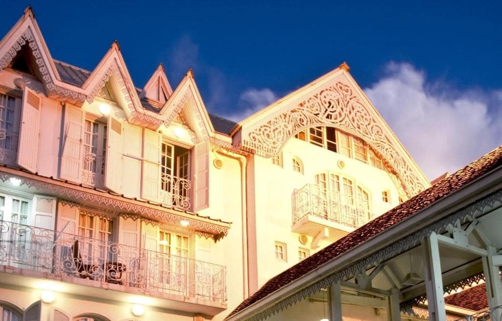 Façade classée éclairée de nuit · © Juliette Dodu