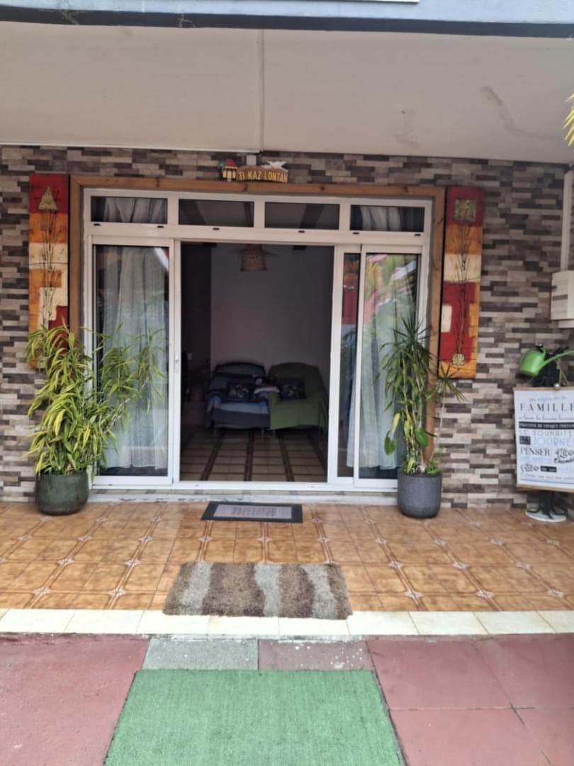 Entrée vitrée du logement depuis la terrasse · © Le Passager Cilaos