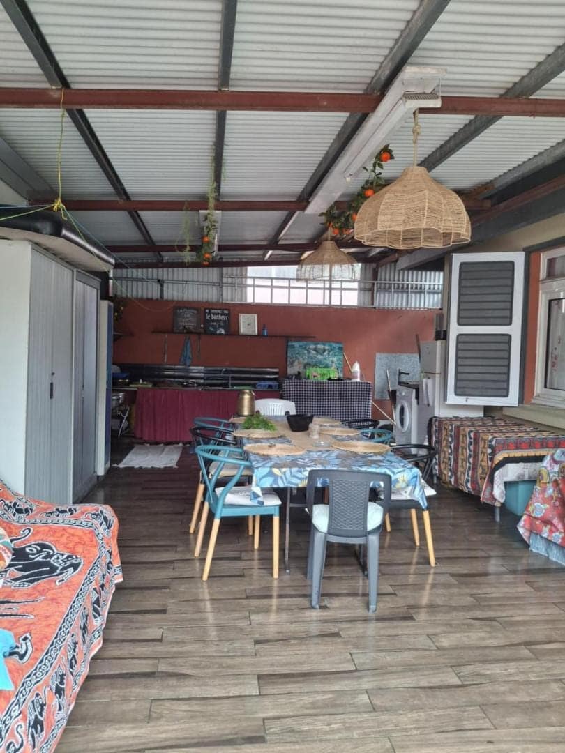 Espace repas couvert et tables nappées · © Le Passager Cilaos