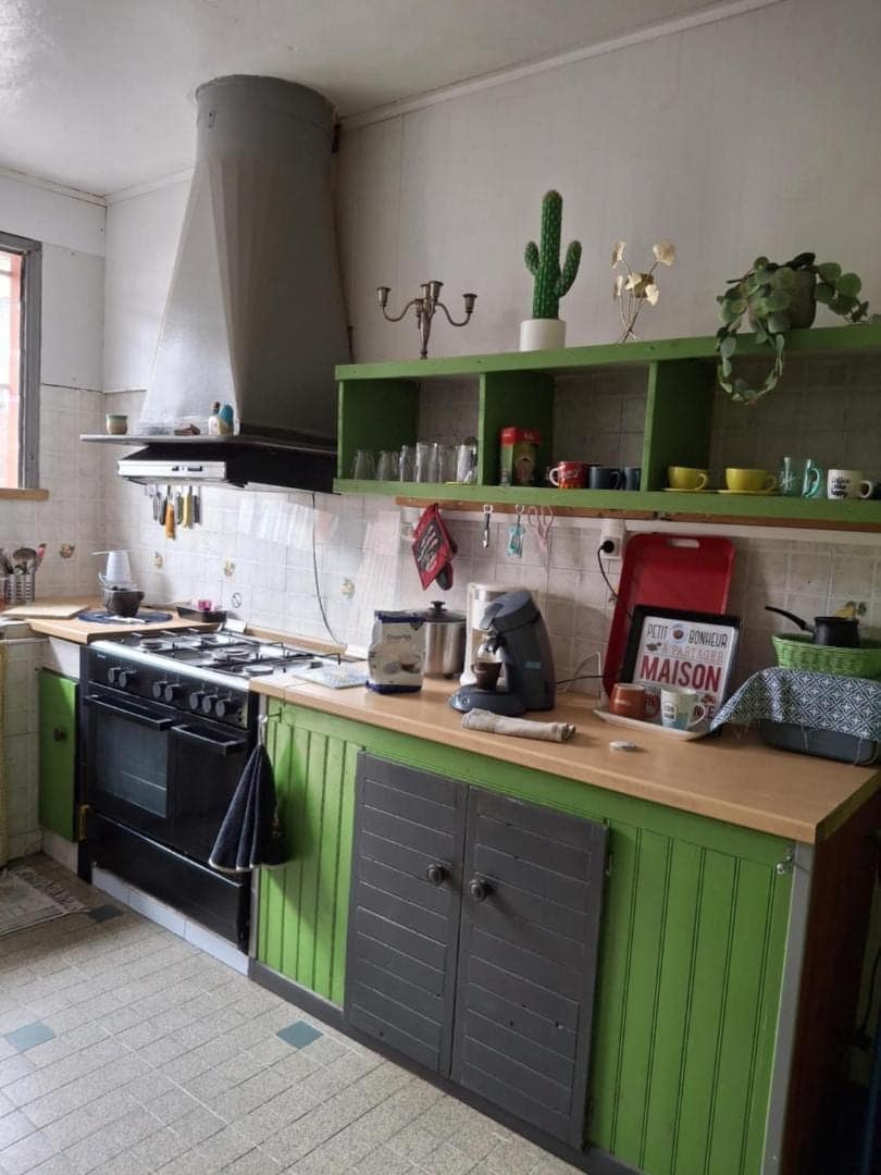 Cuisine aux meubles verts et gazinière · © Le Passager Cilaos