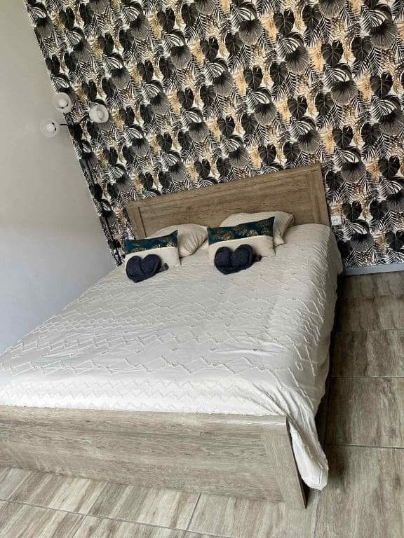 Autre couchage double dans la même chambre, mêmes tons sombres · © Le repaire de la mare