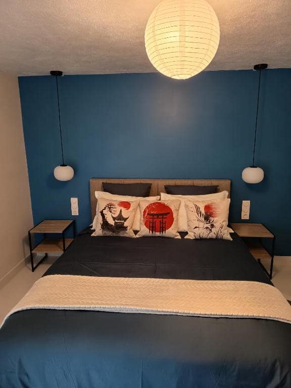 Seconde chambre bleu nuit, coussins motif torii et lampe boule · © Le torii