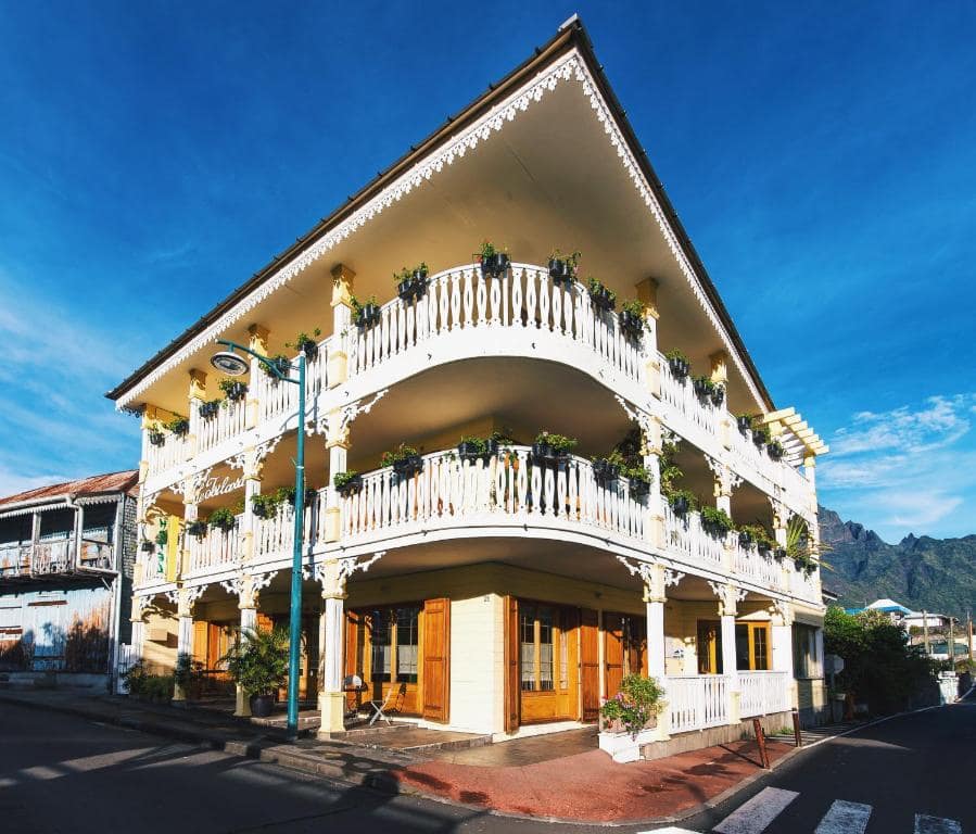 Façade créole du Tsilaosa Hôtel, rue du Père Boiteau · © Tsilaosa Hôtel