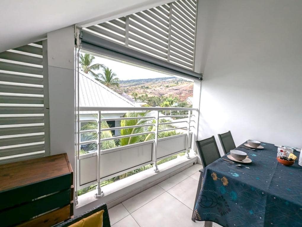 Balcon avec table dressée et vue sur les collines · © Le Zanlik