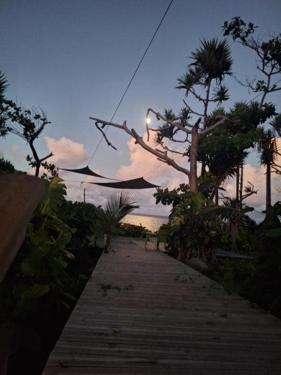 Terrasse bois vers la mer à la tombée du jour · © L'écrin de douceur