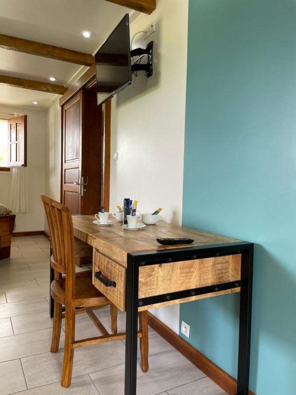 Coin bureau et télévision dans la chambre, mur vert émeraude · © Chambres d'hôtes l'écrin de rose